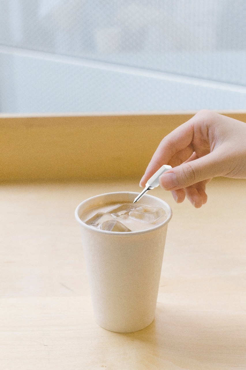 Capturing a drink scent with the Scentverse device