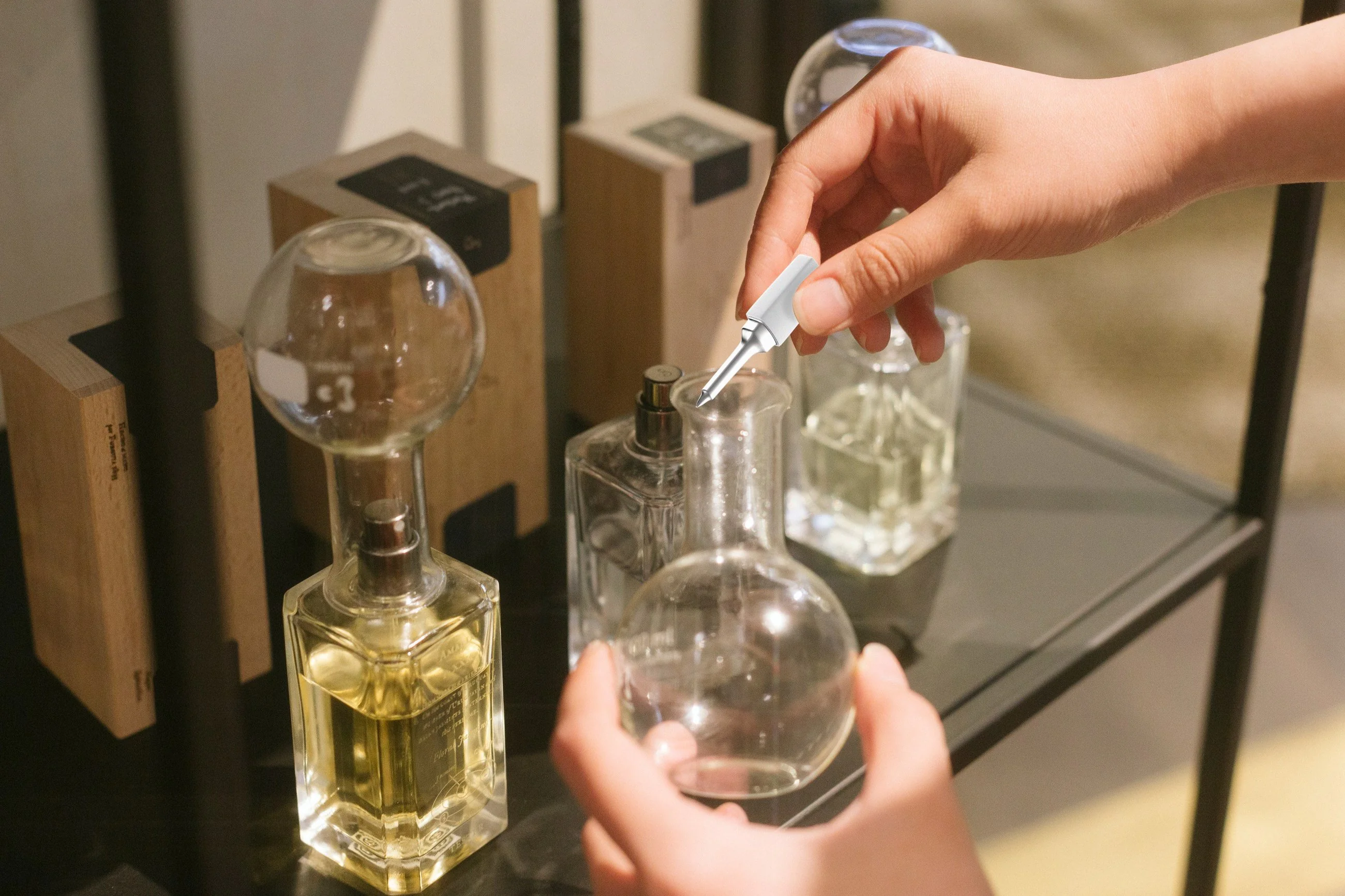 Capturing a perfume scent with the Scentverse device